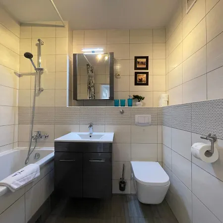 Wolin-travel Dom Przy Parku * مينززدرويه